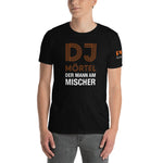 Lade das Bild in den Galerie-Viewer, PCI &quot;DJ Mörtel - Der Mann am Mischer&quot; Unisex-T-Shirt
